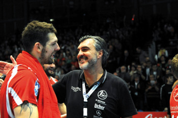 Kreisläufer Felix Danner und Trainer Michael Roth. Foto: Hartung