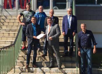 Staatssekretär Mark Weinmeister überbrachte neun Förderzusagen über rund 862.000 Euro an Bürgermeister Marcel Pritsch-Rehm. Foto: nh Staatssekretär Mark Weinmeister überbrachte neun Förderzusagen über rund 862.000 Euro an Bürgermeister Marcel Pritsch-Rehm. Foto: nh