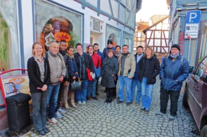 Gabi Möller (1. v. li.) freut sich über das Interesse bei der Betriebsbesichtigung bei Stadtbäckerei Möller. Foto: Arbeit und Bildung e.V.