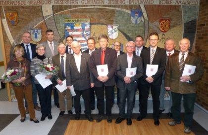 Vorne von links: Karin Israng-Schubert (Seniorenarbeit Wabern), Elfriede Wackerbart (Concordia Lohne u. Landsenioren Fritzlar-Homberg), Karlheinz Bräutigam (Kulturarbeit Borken u. Ortsbeirat Großenenglis), Wolfgang Höhle (EV. Kirchenvorstand Dorla-Werkel-Lohne u. Tuspo Lohne), Ralf Schmerer (aus Schrecksbach – Landmaschinenmechaniker-Innung), Lothar Schminke (aus Fritzlar-Lohne – Ortsbeirar und VdK Lohne-Züschen), Stefan Umbach (aus Wolfershausen – Ortsbeirat u. Stadtverordnetenvorsteher in Felsberg) und Otto Wagner (FFW in Felsberg-Heßlar u. Gemischter Chor Heßlar). Hinten von links: BGM Claus Steinmetz (Wabern), BGM Hartmut Spogat (Fritzlar), BGM Marcel Pritsch-Rehm (Borken), Landrat Winfried Becker, Bernd Schwalm (Kreisverwaltung), BGM Andreas Schultheis (Schrecksbach) und 1. Stadtrat Jürgen Rath (Felsberg). Foto: nh