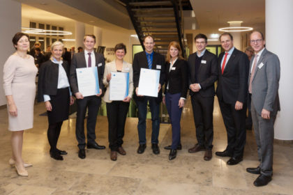 Dr. Annette Beller (Vorstandsmitglied der B. Braun Melsungen AG), Sybille von Obernitz (Hauptgeschäftsführerin der IHK Kassel-Marburg), die beiden Preisträger des Förderpreises Tim Schade und Paulina Majewska, der Preisträger des Wissenschaftspreises Dr.-Ing. Christian Nöding, Julia Esterer (Geschäftsführerin des Dr.-Ing. Ulrich Esterer Fahrzeugaufbauten und Anlagen in Helsa), Professor Dr. Ali Sunyaev (Chair for Information Systems and Systems Engineering, Universität Kassel), Jörg Ludwig Jordan (Präsident der IHK Kassel-Marburg) und Dr. Oliver Fromm (Kanzler der Universität Kassel) (v.l.). Foto: nh