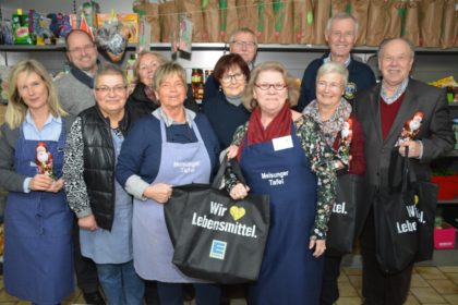 Übergabe der Weihnachtstaschen an die Tafel. Hintere Reihe von links: Dekan Norbert Mecke, Sigrid Eisele, Waltraud Günther, Bischof i.R. Dr. Diethardt Roth und Lions-Präsident Dr. Hans-Peter Eisele. Vordere Reihe von links: Die Tafel-Mitarbeiterinnen Karina Sippel, Nurhan Efe, Liselotte Redenius, Christa Weigel und Barbara Schäfer sowie Tafel-Koordinator und Pfarrer i.R. Gerhard Peter. Foto: Björn Schönewald