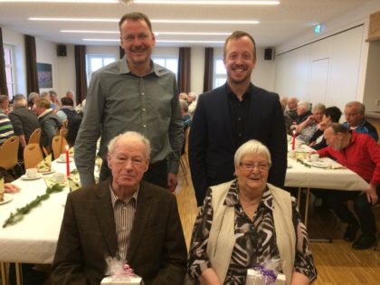 Hinten von links: Bürgermeister Markus Boucsein und Ortsvorsteher Timo Riedemann. Vorne von links: Karl Steuber und Ingeborg Steube. Foto: nh