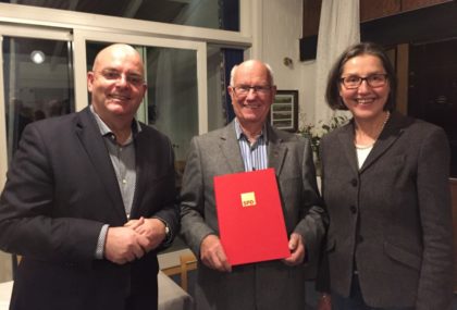 MdB Dr. Edgar Franke, Heinz Schembier und MdL Regine Müller (v.l.). Foto: nh