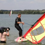 Premiere auf dem Surfbrett für Moderator Jens Kölker. Trotz fachkundiger Unterstützung durch den Borkener Surf-Club landete er mehrfach im Wasser. Fazit: „Das ist kein Sport für mich!“sb.