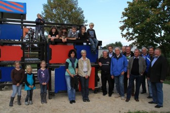 Längst haben die Kinder ihren neuen Spielplatz in Beschlag genommen. Und das was die Helfer geschaffen haben, macht ihnen viel Spaß und gute Laune.sb.