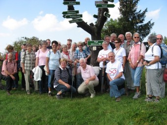 Die Wandergruppe unter dem Schilderbaum auf dem Pleß. Foto: nh