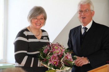 Ein Geldgeschenk für die Bücherei und einen Blumenstrauß zum Geburtstag erhielt Büchereileiterin Barbara Jüngling von Sparkassendirektor Reinhold Albers übereicht. Foto: sb