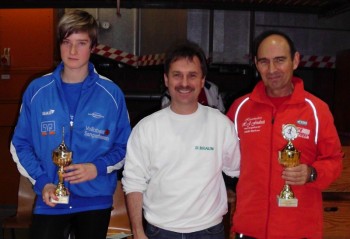 Die Pokalgewinner beim III. Dr. Friedrich-Stracke-Hallenmehrkampf: Die Schülerin Jennifer Kunze (ASV Sangerhausen) und der Senior Basilius Balschalarski (Borken) mit MT-Chef Hans-Jörg Engler, der die Pokale überreichte. Foto: Alwin J. Wagner
