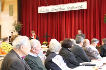 Das 50-jährige Jubiläum aber vor allem den Reformationstag stellte Pfarrer Gunther Weyershäuser in den Mittelpunkt des Gottesdienstes im Saal des Großenengliser Bürgerhauses. Foto: sb
