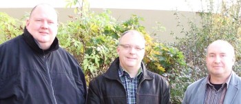 Martin Graefe (Vorsitzender Förderverein), Markus Schmidt (Vorsitzender Elternbeirat) und Thomas Wiegand (Direktor der GS Guxhagen) (v.l.). Foto: nh