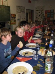 Ende September erntete die Klasse 3 der Wolfgang-Fleischert-Grundschule in Röhrenfurth unter Mithilfe eines Opas die Kartoffeln, die sie im Frühjahr gemeinsam gepflanzt hatten. Die reiche Ernte wurde anschließend von den Kindern zu einer leckeren Kartoffelsuppe verarbeitet, Eltern und Kinder ließen sich die Suppe bei einem von den Kindern selbst gestalteten Geschichtenabend in der Schule schmecken. Foto: nh