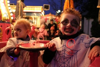 Kleine, toll kostümierte Gespenster nutzten die 7. Borkener Halloweennacht für eine Fahrt im Kinderkarussell. Foto: sb