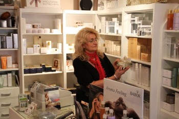Die Pflege der Haut ist wichtig vor einem guten Make-Up. Dafür verwendet Kosmetikerin und Heilpraktikerin Ingrid Schmidt ausschließlich Pflegeprodukte von BABOR. Foto: sb