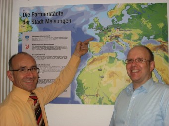 Die neue Tafel des Städtepartnerschaftsvereins Melsungen mit Emmanuel Goujard (links) und Oliver Engl. Foto: Reinhild Vogt