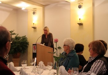 Vergnügt und aufmerksam verfolgte das Publikum die Alltagsgeschichten der Kasseler Autorin und Journalistin Petra Nagel im bis auf den letzten Platz besetzten Wintergarten.sb.