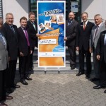 Handwerk und Genossenschaftsbanken im Kreis kooperieren bei Tooldu, dem Online-Bewerbungsmanager: Stellvertretender Kreishandwerksmeister Jürgen Schenk, Christof Wehrum (Raiffeisenbank Borken), Gerhard Schade (VR-Bank Spangenberg-Morschen), Reinhold Scherp (VR-Bank Chattengau), Jürgen Altenhof (Geschäftsführer der Kreishandwerkerschaft Schwalm-Eder), Helmut Euler (VR-Bank HessenLand), Karl-Heinz Gräser und Michael Haase (beide VR-Bank Schwalm-Eder) (v.l.). Foto: Wolfgang Scholz