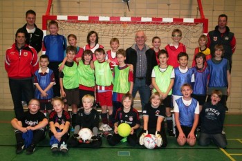 Jochen Dilchert überreichte beim Training der E-Junioren stellvertretend den Spielern und Trainern eine Geldspende in Höhe von 500 Euro. Foto: nh