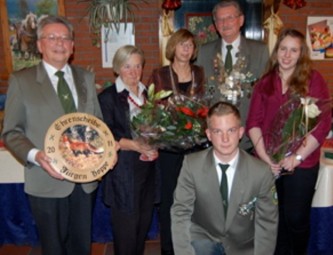 Ehrenscheibengewinner und 2. Prinz Jürgen Hoppe, 2. Prinzessin Heidi Hoppe, das Königspaar Ursula und Harry Tonn, Jugendkönigin Antonia Stahr und Prinz Dominik Rösner (v.l.). Foto: nh