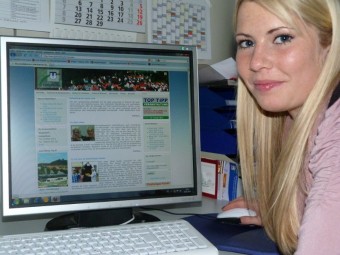 Die Auszubildende der Stadt Gudensberg, Katharina Riegert, schaut sich die neue Homepage an. Foto: nh