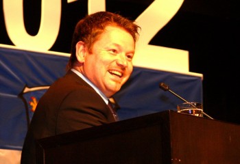 Verliebt ins Gelingen: Bürgermeister Martin Wagner beim Neujahrsemfpang 2012. Foto: nh