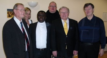 Walter Schmidt (Vorsitzender des Verwaltungsrates), Monika Schick (stellvertretende Vorsitzende des Pfarrgemeinderates, PGR), Pfarrer Josef Nzati Mabiala, Martin Graefe (Sprecher des PGR), Bruno Schicker (Mitglied des Verwaltungsrates) und Herbert Losleben (Mitglied im PGR) (v.l.). Foto: nh