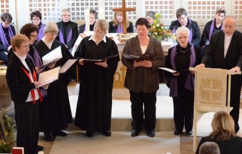 Beim Fürbittengebet: (v.l.) Lektorin Sabine Bücker, Susanne Weingarten, Prädikantin Elke Tümmler, Prädikantin Heike Lesch, Lektorin Heike Emmeluth, Küsterin Irene Schäfer, Prädikant Kirchenrat Klaus Tümmler. Foto: Reinhold Hocke