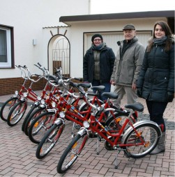Christine Kehl-Brand, Jugendhilfe Hephata, (links) und ihre Kollegin Anna Fröhlich nahmen die sieben Fahrräder von Siegmar Meibert, Kreisverkehrswacht Schwalm-Eder, in Empfang. Foto: me