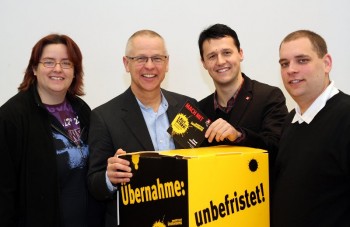 Britta Elsebach (Alstom Grid, Kassel), Dieter Seidel (Betriebsratsvorsitzender Mercedes Benz-Werk Kassel), Javier Pato-Otero (IG Metall Nordhessen) und Stephan Bring (Rheinmetall MAN Military Vehicles) mit einer der eingesetzten Abstimmungsboxen (v.l.). Foto: nh