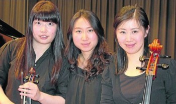 Klassische Musik zugunsten der Opfer der japanischen Erdbeben-, Tsunami- und Nuklearkatastrophe. Das Jade-Trio tritt dazu zu einem Benefiz-Konzert im Borkener Rathaus auf. Foto: Helga Hebeler