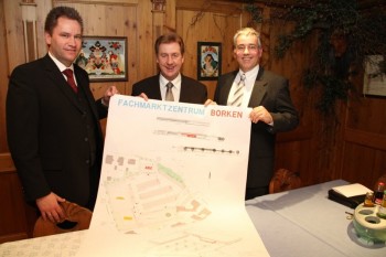 Gemeinsam stellten v.l. Dirk Schomberg (APP-Gruppe), Bürgermeister Bernd Heßler und Marcus Drüke (APP-Gruppe) das neue Fachmarktzentrum auf dem Gelände der ehemaligen Molkerei vor.sb.