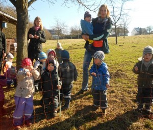 Der Strom am Zaun zur Schafherde war natürlich abgeschaltet, als die Besucher der Kinderkrippe „Borkener Bergzwerge“ die Schäferei Streuobstwiese besuchten. Foto: sb