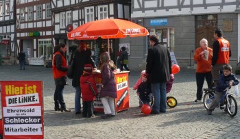 Ehrensold für alle Schlecker-Mitarbeiter forderte die Linke am Samstag in Melsungen. Foto: nh