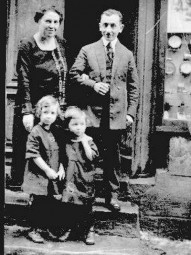 Familie Friedmann vor ihrem Haus in der Neustadt. Mutter Rebekka und Vater Phillip kamen in Auschwitz ums Leben, Tochter Hanna (links vorn) in Riga. Nur Liselotte (rechts) überlebte den Holocaust.. Drei Stolpersteine wurden am 30. April 2008 zur Erinnerung vor ihrem Haus verlegt. Foto: nh