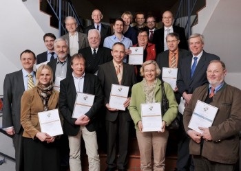 Im Rahmen der Jahreshauptversammlung wurden folgende Firmen und Privatpersonen, die sich ab November 2011 für den Förderverein und die Stiftung engagiert hatten, geehrt: Fotografie Funck - Florian Funck, Agentur mp2 GmbH - Gerhard Schmoll, Fesch-Bau GmbH - Lothar Fesch, Riemann und Partner - Friedrich Riemann, Dr. Bernhard Braun Stiftung des Heimat- und Verschönerungsvereins – Winfried Mathes und Heinrich Ostheim, Heinz Rüdiger, Johannes Haese, Firma B.Braun AG - Jürgen Sauerwald und Reinhild Gutzeit, Kasinogesellschaft e.V. – Martina Leimbach-Gossen, Firma PPC Projekt-Planung + Consulting – Thilo Böttner , Dr. Karl Wetekam & Co.KG, Lions-Club – Lutz Hankel, Dr. Alexander Schröder und Elke Katzung (für Alexander Katzung). Foto: nh