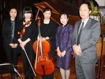 Das Jade-Trio: Yiqi Wang, Hye-Ryung Sung und Fan Yang sowie der Generalkonsul des japanischen Generalkonsulates in Frankfurt am Main, Toyoei Shigeeda mit Ehefrau (v.l.). Foto: tw