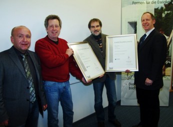 Doppelten Grund zur Freude hatte Steinmetzmeister Bernd Foerster (Bernd Foerster Steintechnik GmbH) 2. v. r.. Er erhielt Ehrenurkunden zum 60-jährigen Betriebsjubiläum und zum 40-jährigen Meisterjubiläum von Obermeister Jochen Bollerhey (li) und den beiden stellvertretenden Obermeister Holger Ritter und Kai Hartmann (re) überreicht. Foto: Wolfgang Scholz