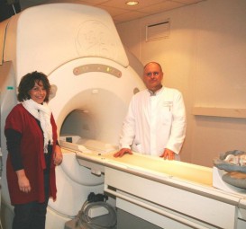 MRT: Iris Deisenroth und Dr. Bernd Schade stellen den neuen MRT der Hephata-Klinik vor. Foto: me