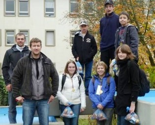 Martin Lohmann (Trainer), Daniel Heger, Pierre Neumann, Max Duman (hinten v.l.), Thomas Hüsken (Trainer), Jennifer Heitbrink, Madeleine Helbig, und Sofia Glück (vorne, v.l.). Foto: nh