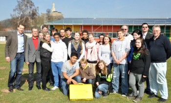 Nahmen die Photovoltaik-Anlage auf dem Dach der Drei Burgen-Schule offiziell in Betrieb: Die Energiesprecher der Schule mit (v.l.) Felsbergs Bürgermeister Volker Steinmetz, Schulleiter Dr. Dieter Vaupel, der Energiebeauftragte des Schwalm-Eder-Kreises Dirk Schnurr, Inge Pröve von der Jugendwerkstatt, Lehrer Karl Schäfer, Jochen Haust von E.ON Mitte und der Koordinator für Energieprojekte Heiko Fenzl. Foto: nh