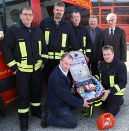 Über lebensrettende Geräte in Form eines Defibrillators und eines medizinischen Notfall-Rucksacks verfügt dank der Förderung durch die Matthias-Kaufmann-Stiftung seit dem 9. März die Freiwillige Feuerwehr Borken: FFW-Sanitäter Marco Bräutigam, Wehrführer Axel Beier, FFW-Sanitäter Karl-Heinz Baberuxky, Erster Stadtrat Friedhelm Knigge und Fritz Kaufmann (hinten v.l.) sowie Thomas Freiberg (Rettungsdienstschule Hessisch-Lichtenau) und stv. Wehrführer Mario Diehl (vorne v.l.). Foto: sb