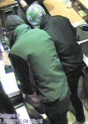 Bild der Täter während der Tat. Foto: Polizei Homberg (Pressemappe)/obs