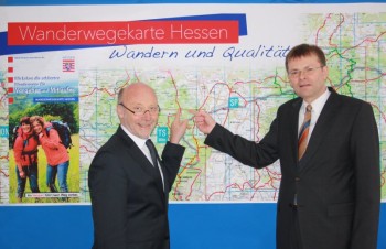 Minister Posch (links) und Dr. Hansgerd Terlinden stellen die neue Wanderkarte für Hessen vor. Foto: nh