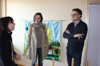 Unterwegs im Kindergarten: Die Leiterin der Kindertagesstätte Dagmar Müller (links) führt Dr. Fabio Longo und Regine Müller durch die hellen Räume. Foto: nh