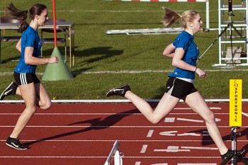Zieleinlauf: Marie Wagner nur knapp hinter Karolin Siebert. Foto: Alwin J. Wagner