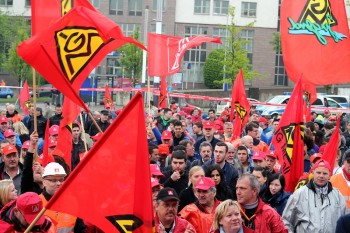 Rund 3.500 Beschäftigte der nordhessischen Metall- und Elektroindustrie haben am Dienstag die Arbeit niedergelegt, um die Tarifforderungen der IG Metall zu unterstützen. Foto: nh