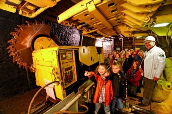 Vor Ort im Einsatz: Der Walzenschrämlader und der Schildausbau werden den Besuchern wieder im Demonstrationsbetrieb vorgeführt.tw.