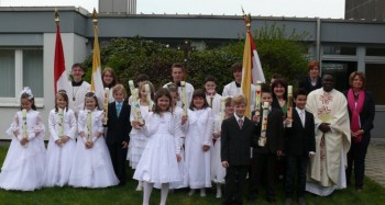 Die katholische Pfarrgemeinde Mariä Himmelfahrt und die dazugehörige Filialgemeinde St. Michael in Guxhagen feierten die Erstkommunion von insgesamt 18 Kindern. Foto: nh