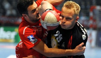 Alexandros Vasilakis im Zweikampf mit Mindens Arne Niemeyer. Foto: Heinz Hartung