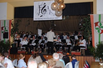 Die Musikfreunde Espenau 1980 e.V. haben sich vor zwei Jahren neu gegründet, entstanden aus dem ehemaligen Musikzug des SV Espenau. Die zwischen 20 und 25 aktiven Musiker, im Alter von 14 bis 84 Jahren, spielen am 2. Juni auf dem Melsunger Marktplatz von 10.30 bis 12 Uhr ein breites Repertoire von Polka über Walzer zum Marsch. Foto: nh